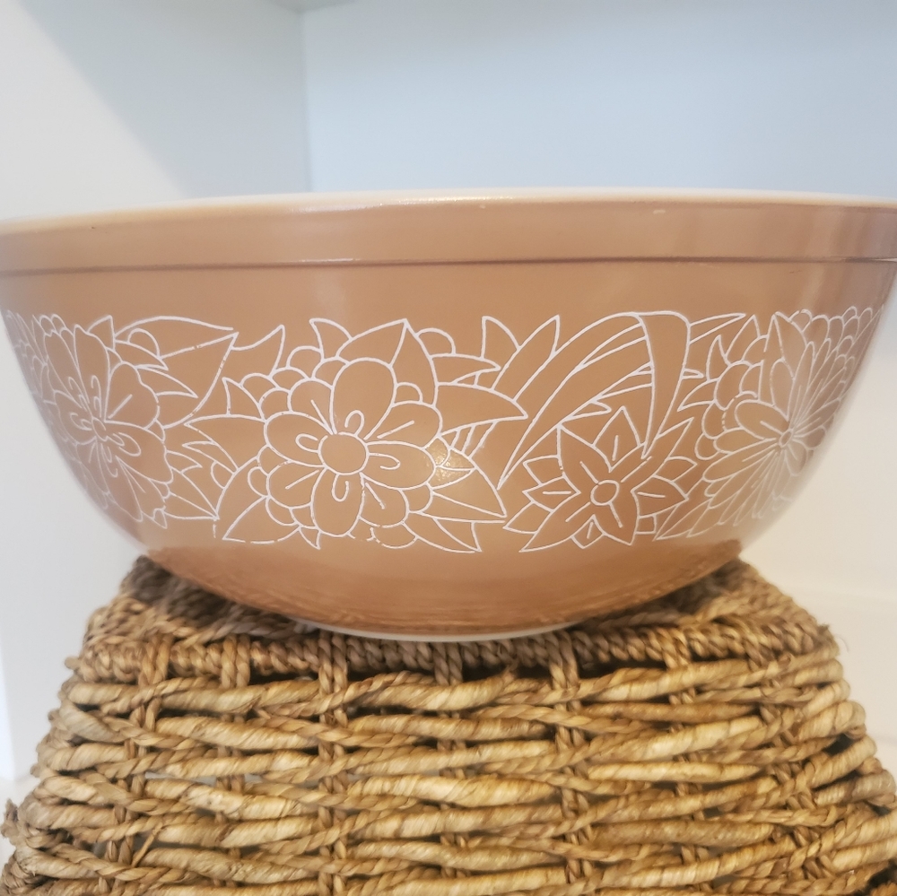 Pyrex woodland brown 10 inch bowl, white flowers